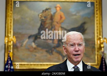 Washington, DC, États-Unis. 31st octobre 2022. LE président AMÉRICAIN Joe Biden s'exprime dans la salle Roosevelt de la Maison Blanche à Washington, DC, Etats-Unis, le lundi 31 octobre, 2022. Biden a appelé le Congrès à envisager des pénalités fiscales pour les compagnies pétrolières et gazières qui accumulent des bénéfices records dans un contexte de prix de l'essence obstinément élevés qui traînent sur les perspectives à moyen terme de Democrats. Credit: Al Drago/Pool via CNP/dpa/Alay Live News Banque D'Images