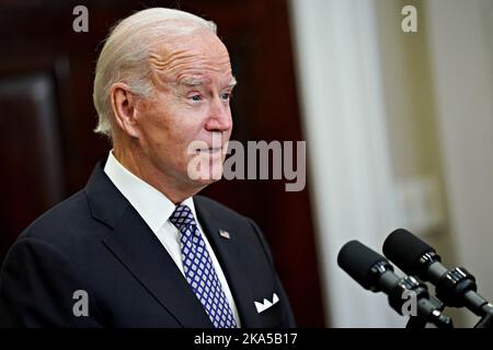 Washington, DC, États-Unis. 31st octobre 2022. LE président AMÉRICAIN Joe Biden s'exprime dans la salle Roosevelt de la Maison Blanche à Washington, DC, Etats-Unis, le lundi 31 octobre, 2022. Biden a appelé le Congrès à envisager des pénalités fiscales pour les compagnies pétrolières et gazières qui accumulent des bénéfices records dans un contexte de prix de l'essence obstinément élevés qui traînent sur les perspectives à moyen terme de Democrats. Credit: Al Drago/Pool via CNP/dpa/Alay Live News Banque D'Images