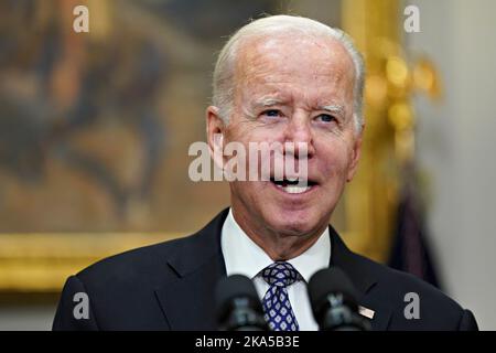 Washington, DC, États-Unis. 31st octobre 2022. LE président AMÉRICAIN Joe Biden s'exprime dans la salle Roosevelt de la Maison Blanche à Washington, DC, Etats-Unis, le lundi 31 octobre, 2022. Biden a appelé le Congrès à envisager des pénalités fiscales pour les compagnies pétrolières et gazières qui accumulent des bénéfices records dans un contexte de prix de l'essence obstinément élevés qui traînent sur les perspectives à moyen terme de Democrats. Credit: Al Drago/Pool via CNP/dpa/Alay Live News Banque D'Images