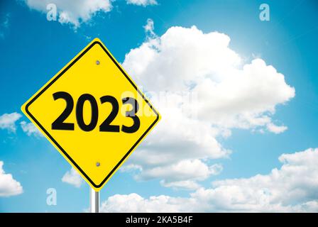 Le rendu tridimensionnel du panneau routier 2023 sur le ciel bleu représente la nouvelle année 2023, 3D illustration Banque D'Images