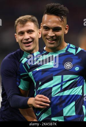 Milan, Italie, 29th octobre 2022. Nicolo Barella et Lautaro Martinez du FC Internazionale blague pendant l'échauffement avant le Serie Un match à Giuseppe Meazza, Milan. Le crédit photo devrait se lire: Jonathan Moscrop / Sportimage Banque D'Images