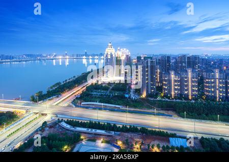 Vue d'oiseau à Wuhan en Chine. Gratte-ciel en construction au premier plan. Le brouillard, ciel couvert et de la pollution. Banque D'Images