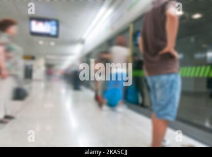 Personnes marchant à la gare, arrière-plan flou Banque D'Images