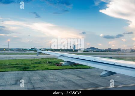l'avion blanc part de la piste Banque D'Images