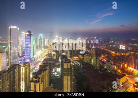 Vue d'oiseau à Wuhan en Chine. Gratte-ciel en construction au premier plan. Le brouillard, ciel couvert et de la pollution. Banque D'Images