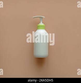 Pompe distributeur de savon en surface en flacon ondulé blanc. Lotion pour les soins de la peau. Banque D'Images