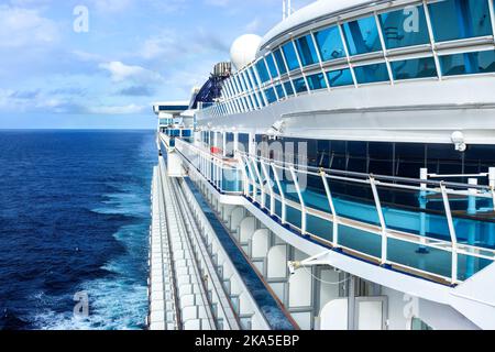 En regardant vers l'arrière en bas tribord du navire de croisière en mer. Banque D'Images