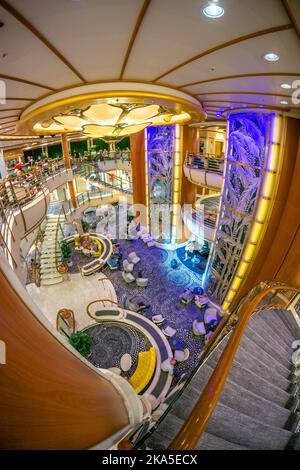 Vue panoramique sur le hall principal du bateau de croisière. Banque D'Images