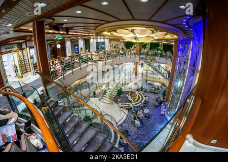 Vue panoramique sur le hall principal du bateau de croisière. Banque D'Images