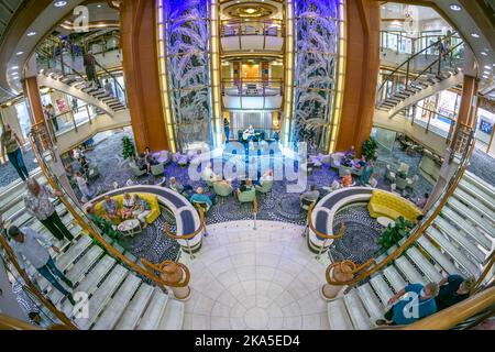 Vue panoramique sur le hall principal du bateau de croisière. Banque D'Images