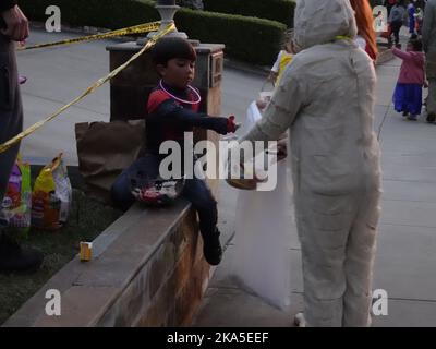 Pacific Grove, Californie, États-Unis. 31st octobre 2022. Scènes de la fête d'Halloween annuelle Trick n' Treat Evening pour les enfants sur la célèbre 'Kandy Kane Lane' ou Morse Avenue, dans Pacific Grove sur la péninsule de Monterey California Credit: Motofoto/Alamy Live News Banque D'Images