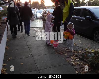 Pacific Grove, Californie, États-Unis. 31st octobre 2022. Scènes de la fête d'Halloween annuelle Trick n' Treat Evening pour les enfants sur la célèbre 'Kandy Kane Lane' ou Morse Avenue, dans Pacific Grove sur la péninsule de Monterey California Credit: Motofoto/Alamy Live News Banque D'Images