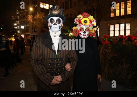 New York, New York/ Etats-Unis – 31 oct 2022:Un fêtard est vêtu d'un cadavre pour le Day of the Dead lors de la parade annuelle d'Halloween du village de New York 49th à New York, New York, le lundi 31 octobre 2022. (Photo : Gordon Donovan) Banque D'Images