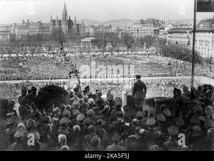 Des foules se rassemblent à Vienne pour entendre Hitler parler après l'Anschluss, l'annexion formelle de l'Autriche par l'Allemagne nazie le 15th mars 1938. Photo Bundesarchiv, Bild 183-1987-0922-500 Banque D'Images