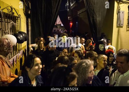 Malaga, Espagne. 01st novembre 2022. Les personnes en costumes participent à la VII édition de 'Churriana Noche del Terror' (Churriana Horror Night) pour célébrer la nuit d'Halloween dans le quartier de Churriana. Les résidents de Churriana participent à la journée d'Halloween vêtus de costumes horribles, décorant leurs maisons, et avec des spectacles effrayants le long des rues. La 'Churriana Horror Night' est l'un des événements les plus populaires de la ville pour marquer le jour d'Halloween, (photo de Jesus Merida/SOPA Images/Sipa USA) Credit: SIPA USA/Alay Live News Banque D'Images