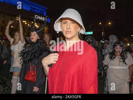 NEW YORK, New York – 31 octobre 2022 : des marcheurs costumés sont vus lors de la parade annuelle d'Halloween du village 49th. Banque D'Images