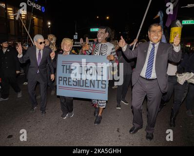 NEW YORK, New York – 31 octobre 2022 : des marcheurs costumés sont vus lors de la parade annuelle d'Halloween du village 49th. Banque D'Images