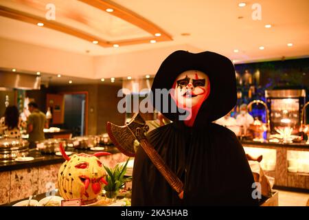 Dhaka, Bangladesh. 31st octobre 2022. Décoration sur le thème d'Halloween vue au restaurant Dhaka pendant le festival d'Halloween. Halloween ou Hallowe'en est un festival largement célébré dans de nombreux pays le 31 octobre chaque année, la veille de la fête chrétienne occidentale de la Journée des Halles. Le festival est maintenant synonyme de films d'horreur, de fêtes de costume et de citrouilles. Halloween est né d'un ancien festival celtique où les gens ont allumé des feux de joie et porté des costumes pour chasser les fantômes. Crédit : SOPA Images Limited/Alamy Live News Banque D'Images