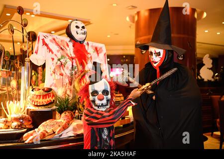 Dhaka, Bangladesh. 31st octobre 2022. Décorations sur le thème de l'Halloween vues au restaurant Dhaka pendant le festival d'Halloween. Halloween ou Hallowe'en est un festival largement célébré dans de nombreux pays le 31 octobre chaque année, la veille de la fête chrétienne occidentale de la Journée des Halles. Le festival est maintenant synonyme de films d'horreur, de fêtes de costume et de citrouilles. Halloween est né d'un ancien festival celtique où les gens ont allumé des feux de joie et porté des costumes pour chasser les fantômes. Crédit : SOPA Images Limited/Alamy Live News Banque D'Images