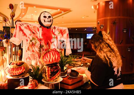 Dhaka, Bangladesh. 31st octobre 2022. Décorations sur le thème de l'Halloween vues au restaurant Dhaka pendant le festival d'Halloween. Halloween ou Hallowe'en est un festival largement célébré dans de nombreux pays le 31 octobre chaque année, la veille de la fête chrétienne occidentale de la Journée des Halles. Le festival est maintenant synonyme de films d'horreur, de fêtes de costume et de citrouilles. Halloween est né d'un ancien festival celtique où les gens ont allumé des feux de joie et porté des costumes pour chasser les fantômes. Crédit : SOPA Images Limited/Alamy Live News Banque D'Images