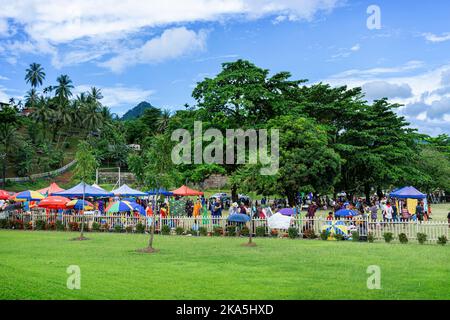 Marché en plein air sur la plage du port. Alotau, baie de Milne Papouasie-Nouvelle-Guinée Banque D'Images