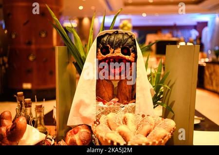 Dhaka, Bangladesh. 31st octobre 2022. Des plats spéciaux pour Halloween ont été servis dans un restaurant de Dhaka. Halloween ou Hallowe'en est un festival largement célébré dans de nombreux pays le 31 octobre chaque année, la veille de la fête chrétienne occidentale de la Journée des Halles. Le festival est maintenant synonyme de films d'horreur, de fêtes de costume et de citrouilles. Halloween est né d'un ancien festival celtique où les gens ont allumé des feux de joie et porté des costumes pour chasser les fantômes. (Photo de Piyas Biswas/SOPA Images/Sipa USA) crédit: SIPA USA/Alay Live News Banque D'Images