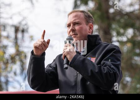 Thornwood, États-Unis. 31st octobre 2022. Le candidat républicain au poste de gouverneur de New York, Lee Zeldin, s'exprime lors d'un arrêt de campagne au poste de la Légion américaine à Thornwood, New York, sur 31 octobre 2022. (Photo de Lev Radin/Sipa USA) crédit: SIPA USA/Alay Live News Banque D'Images