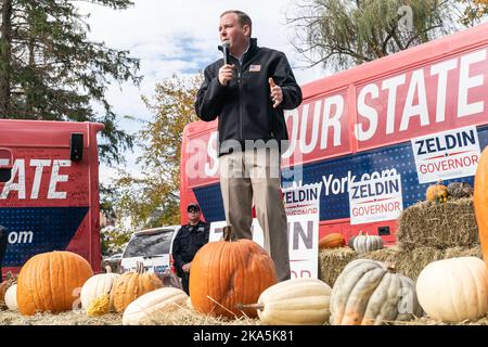 Thornwood, États-Unis. 31st octobre 2022. Le candidat républicain au poste de gouverneur de New York, Lee Zeldin, s'exprime lors d'un arrêt de campagne au poste de la Légion américaine à Thornwood, New York, sur 31 octobre 2022. (Photo de Lev Radin/Sipa USA) crédit: SIPA USA/Alay Live News Banque D'Images