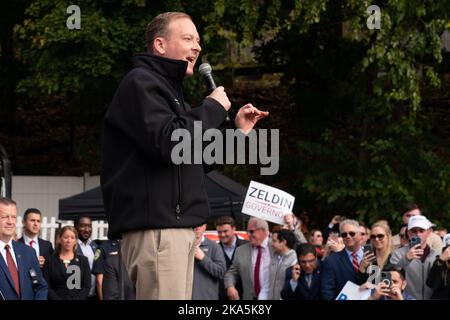 Thornwood, États-Unis. 31st octobre 2022. Le candidat républicain au poste de gouverneur de New York, Lee Zeldin, s'exprime lors d'un arrêt de campagne au poste de la Légion américaine à Thornwood, New York, sur 31 octobre 2022. (Photo de Lev Radin/Sipa USA) crédit: SIPA USA/Alay Live News Banque D'Images