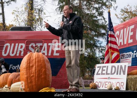 Thornwood, États-Unis. 31st octobre 2022. Le candidat républicain au poste de gouverneur de New York, Lee Zeldin, s'exprime lors d'un arrêt de campagne au poste de la Légion américaine à Thornwood, New York, sur 31 octobre 2022. (Photo de Lev Radin/Sipa USA) crédit: SIPA USA/Alay Live News Banque D'Images