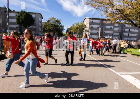 Porto, Portugal. 30th octobre 2022. Les électeurs se précipitent dans les files d'attente pour le vote des élections présidentielles à Porto. Des milliers de Brésiliens votent dans la ville de Porto, au Portugal, dans une atmosphère exubérante. Malgré la grande majorité des partisans de Lula, des renforts de police ont été nécessaires pour maintenir l'ordre. (Photo par Telmo Pinto/SOPA Images/Sipa USA) crédit: SIPA USA/Alay Live News Banque D'Images