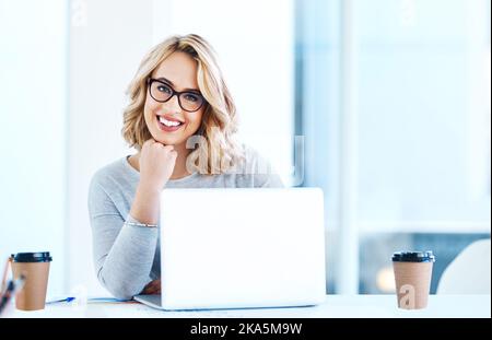 Ma mission est de continuer à réussir. Portrait d'une jeune femme d'affaires attirante travaillant sur un ordinateur portable dans un bureau. Banque D'Images