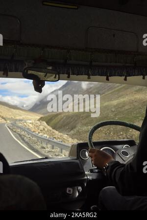 Personne non reconnue conduisant une fourgonnette (voyageur rythmé) sur l'autoroute Manali-Leh avec belle vue sur les montagnes pendant la saison estivale. Banque D'Images