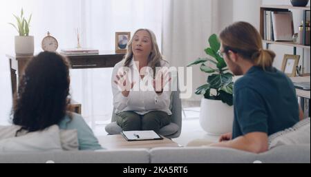 Thérapie, femme d'affaires et couple mariage conversation dans le bureau moderne. Thérapeute professionnel, homme marié et femme relation de famille Banque D'Images