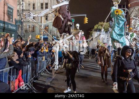 NEW YORK, NY - 31 OCTOBRE : les marionnettistes participent au défilé annuel d'Halloween du village de New York en 49th sur 31 octobre 2022 à New York. Le thème de cette année était « liberté ». Banque D'Images