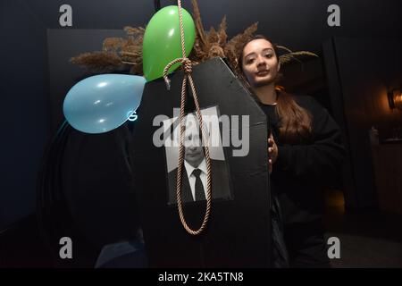 Lviv, Ukraine. 31st octobre 2022. Une fille tient un cercueil avec un portrait du président russe Vladimir Poutine pendant la fête d'Halloween dans l'un des bars de Lviv (photo par Pavlo Palamarchuk/SOPA Images/Sipa USA) crédit: SIPA USA/Alay Live News Banque D'Images