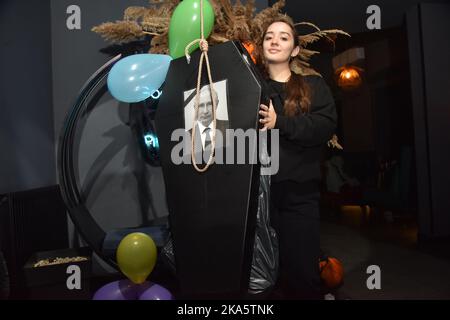 Lviv, Ukraine. 31st octobre 2022. Une fille tient un cercueil avec un portrait du président russe Vladimir Poutine pendant la fête d'Halloween dans l'un des bars de Lviv (photo par Pavlo Palamarchuk/SOPA Images/Sipa USA) crédit: SIPA USA/Alay Live News Banque D'Images