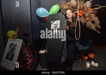 Lviv, Ukraine. 31st octobre 2022. Une fille tient un cercueil avec un portrait du président russe Vladimir Poutine pendant la fête d'Halloween dans l'un des bars de Lviv (photo par Pavlo Palamarchuk/SOPA Images/Sipa USA) crédit: SIPA USA/Alay Live News Banque D'Images