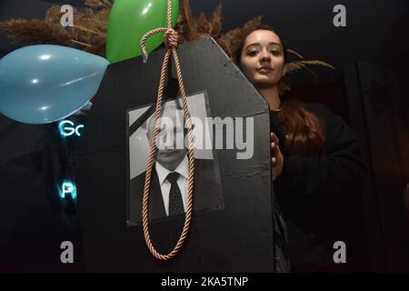 Lviv, Ukraine. 31st octobre 2022. Une fille tient un cercueil avec un portrait du président russe Vladimir Poutine pendant la fête d'Halloween dans l'un des bars de Lviv (photo par Pavlo Palamarchuk/SOPA Images/Sipa USA) crédit: SIPA USA/Alay Live News Banque D'Images