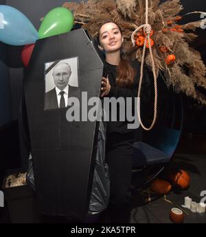 Lviv, Ukraine. 31st octobre 2022. Une fille pose avec un cercueil sur lequel un portrait du président russe Vladimir Poutine est attaché pendant la célébration d'Halloween dans l'un des bars de Lviv (photo de Pavlo Palamarchuk/SOPA Images/Sipa USA) crédit: SIPA USA/Alay Live News Banque D'Images