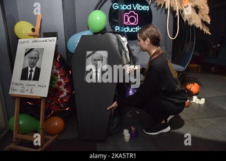 Lviv, Ukraine. 31st octobre 2022. Une jeune fille examine un cercueil avec un portrait du président russe Vladimir Poutine pendant la fête d'Halloween dans l'un des bars de Lviv (photo de Pavlo Palamarchuk/SOPA Images/Sipa USA) Credit: SIPA USA/Alay Live News Banque D'Images