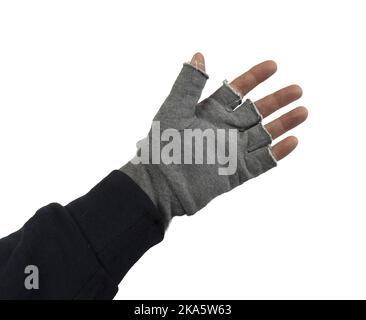 un homme met des gants de laine sans doigts sur un fond transparent Banque D'Images