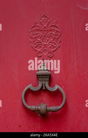 Vue rapprochée de l'ancienne porte de knock sur l'ancienne porte en bois rouge, Montpellier, France Banque D'Images