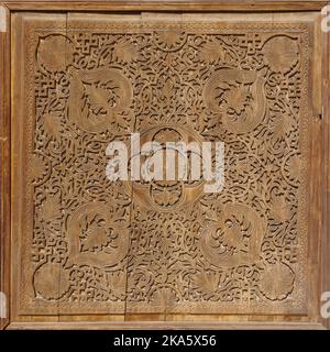 Vue rapprochée de la traditionnelle complexe de bois islamique sculptant de beaux motifs floraux et géométriques sur la porte ancienne, Isstalavshan, Sughd, Tadjikistan Banque D'Images