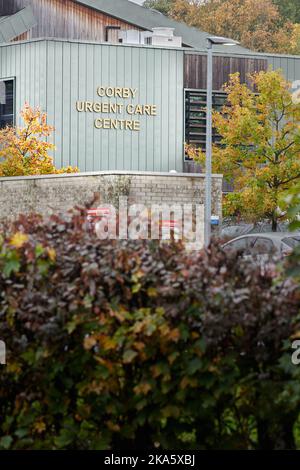 Centre de soins d'urgence de Corby, en face du lac de canotage à Corby, en Angleterre, le jour de l'automne. Banque D'Images