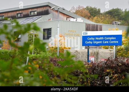 Centre de soins d'urgence de Corby, en face du lac nautique de Corby, en Angleterre, le jour de l'automne. Banque D'Images