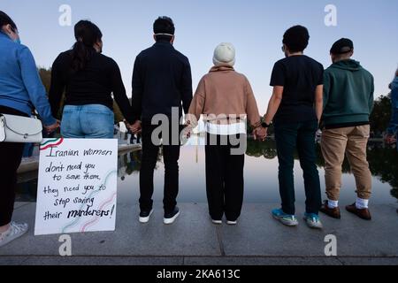 Washington, DC, États-Unis. 29th octobre 2022. Les gens forment une chaîne humaine autour de la piscine de réflexion sur le National Mall lors d'une marche pour Mahsa (Zhina) Amini, la jeune femme qui est décédée en garde à vue de la police morale de l'Iran. L'événement a été l'un des nombreux dans le monde entier où une chaîne humaine a été formée en solidarité avec les manifestants en Iran. Les manifestations qui se poursuivent jusqu'à leur septième semaine constituent la plus grande menace pour le régime islamique depuis des décennies. (Image de crédit : © Allison Bailey/SOPA Images via ZUMA Press Wire) Banque D'Images