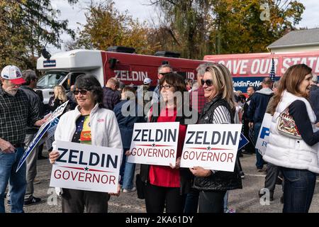 Thornwood, États-Unis. 31st octobre 2022. Les gens assistent à un arrêt de campagne pour le candidat républicain pour le gouverneur de New York Lee Zeldin au poste de la Légion américaine à Thornwood (photo par Lev Radin/Pacific Press) crédit: Pacific Press Media production Corp./Alay Live News Banque D'Images