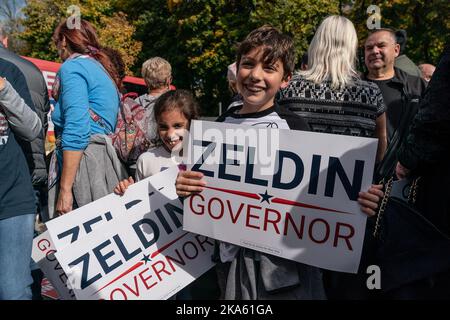 Thornwood, États-Unis. 31st octobre 2022. Les gens assistent à un arrêt de campagne pour le candidat républicain pour le gouverneur de New York Lee Zeldin au poste de la Légion américaine à Thornwood (photo par Lev Radin/Pacific Press) crédit: Pacific Press Media production Corp./Alay Live News Banque D'Images