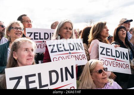 Thornwood, États-Unis. 31st octobre 2022. Les gens assistent à un arrêt de campagne pour le candidat républicain pour le gouverneur de New York Lee Zeldin au poste de la Légion américaine à Thornwood (photo par Lev Radin/Pacific Press) crédit: Pacific Press Media production Corp./Alay Live News Banque D'Images